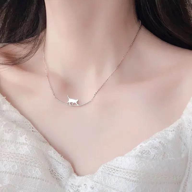 Cute Climbing Cat Pendant Necklace – Unisex Style - ZA-Zola