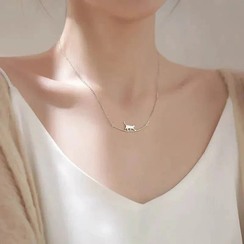 Cute Climbing Cat Pendant Necklace – Unisex Style - ZA-Zola